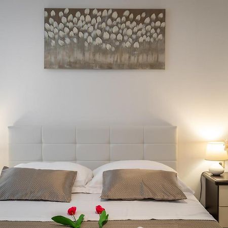 Studio Apartment La Luna สปลิท ภายนอก รูปภาพ